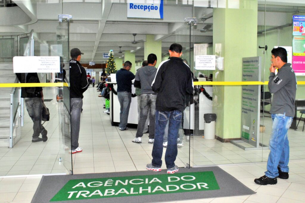 Paraná tem 11,6 mil vagas com carteira assinada abertas