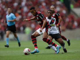 Flamengo vence novamente Vasco e avança para final do Carioca