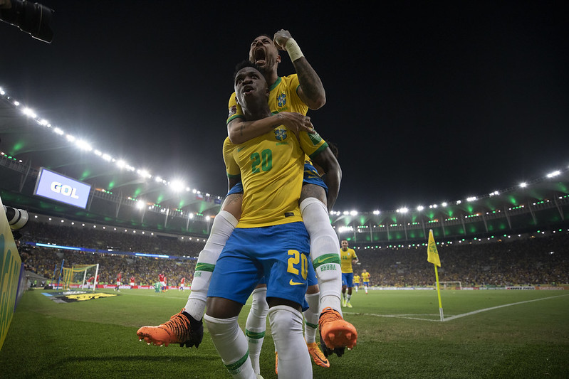 Brasil vence Chile e mantém invencibilidade nas Eliminatórias