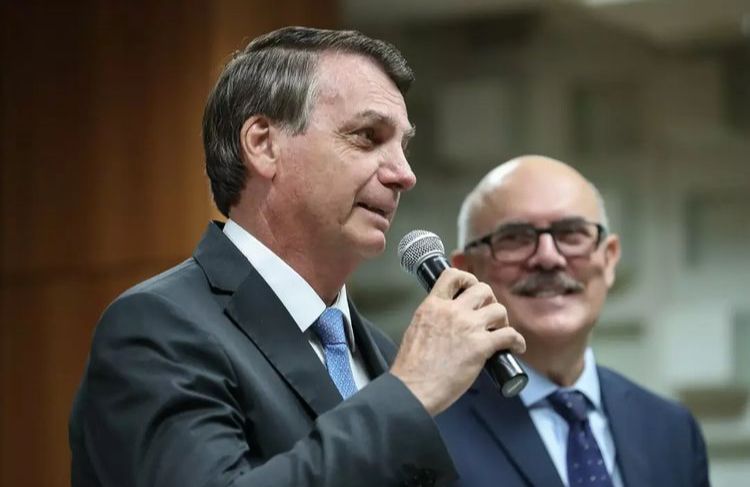 Bolsonaro deve afastar Milton Ribeiro do Ministério da Educação