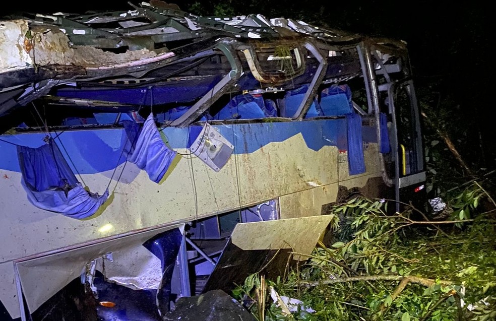 Ônibus despenca de ribanceira na PR-090 e deixa onze mortos