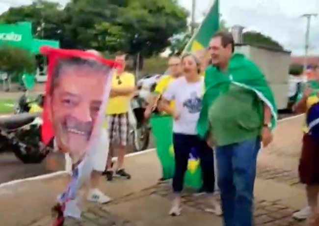 Manifestantes protestam na chegada de Lula a Londrina