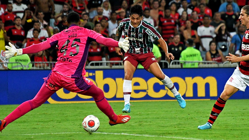 Fluminense vence Flamengo e abre vantagem pelo título carioca