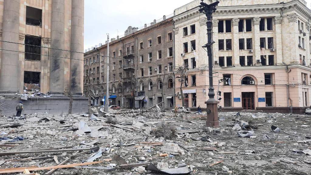 Ataque russo destrói prédio do governo em Kharkiv, na Ucrânia