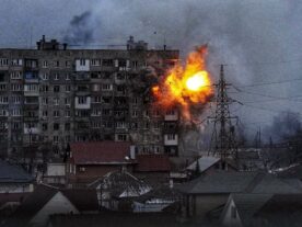 Rússia bombardeia escola que abrigava 400 refugiados, diz Ucrânia