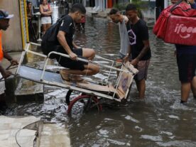 Chuvas no RJ matam 15 pessoas e bombeiros buscam desaparecidos