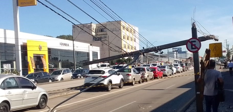 Ligeirinho derruba postes e bloqueia avenida Marechal Floriano