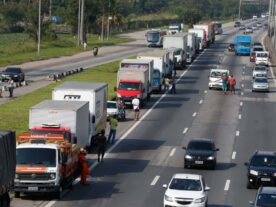 Caminhoneiros lançam caravanas contra a política de preços da Petrobras