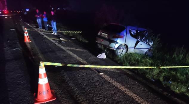 Motorista morre ao dirigir na contramão e bater de frente com caminhão, em Cascavel