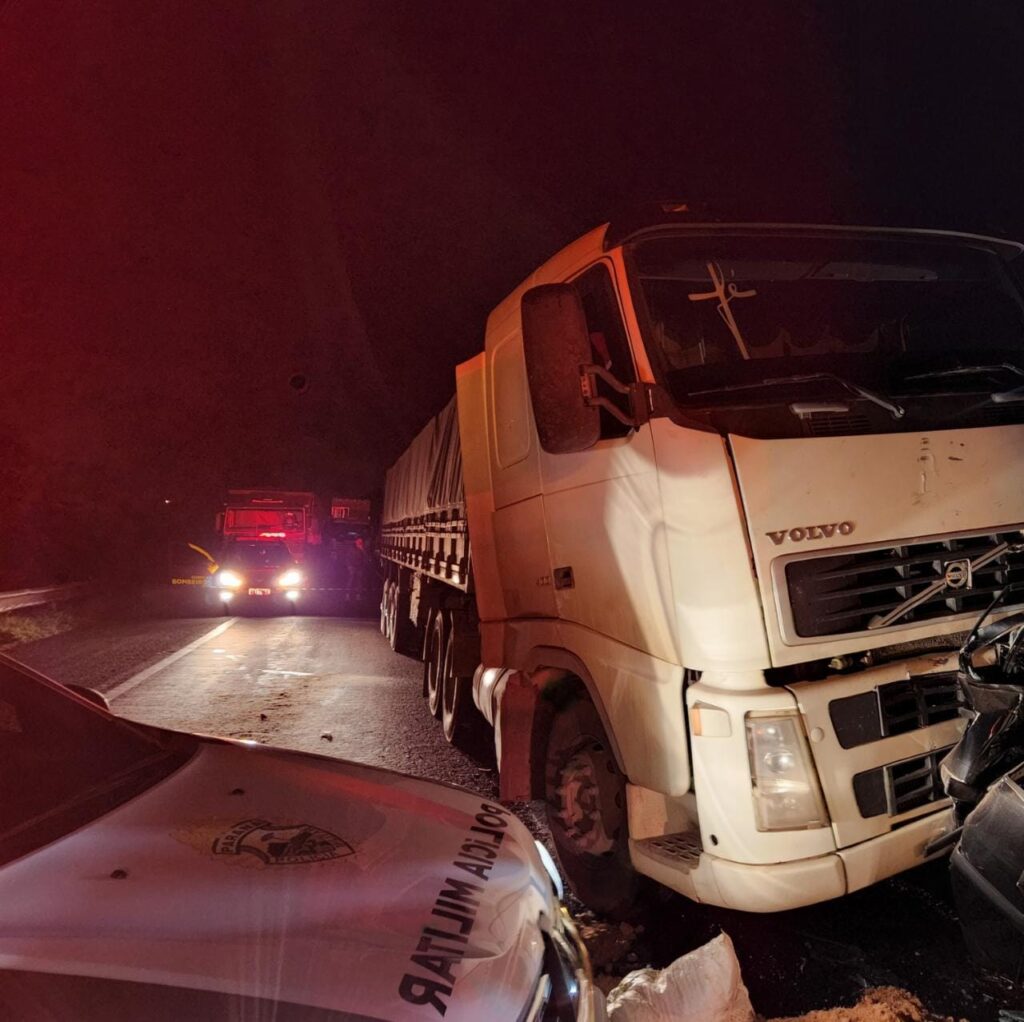 Policial morre após carro ser prensado por caminhões em Ponta Grossa