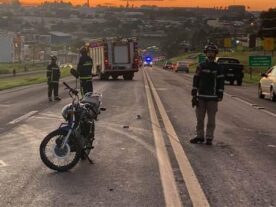 Motociclista é arremessado em acidente na BR-277, em Cascavel