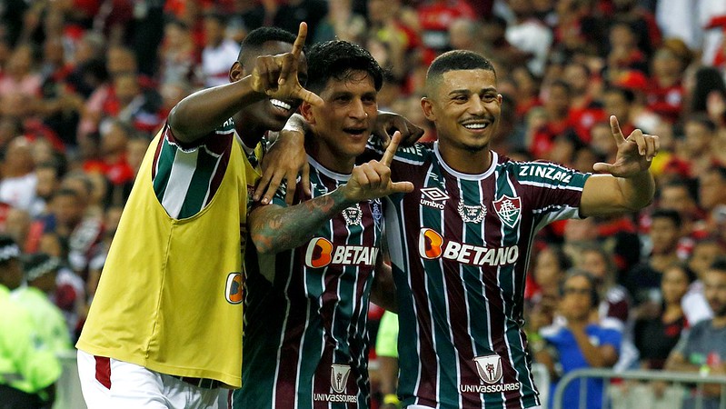 Fluminense segura Flamengo e é campeão carioca após dez anos