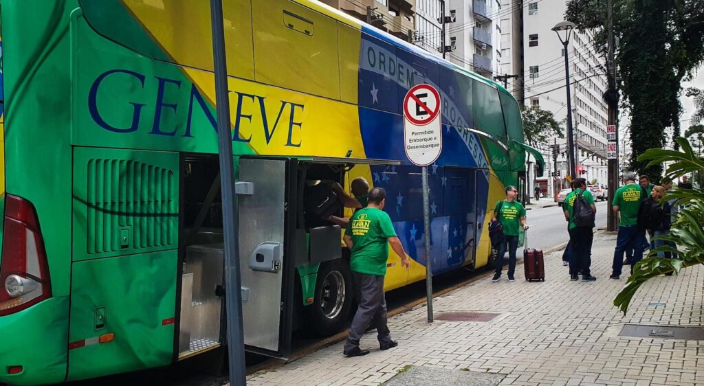 Patriota Bus, do dono da Havan, é multado por estacionamento irregular em Curitiba