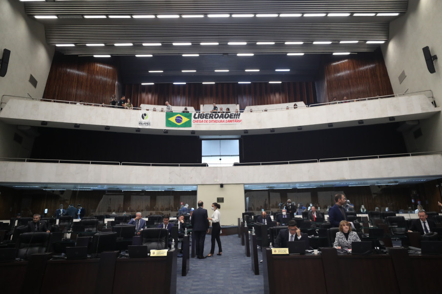 Fim do passaporte da vacina no Paraná é aprovado em primeiro turno na ALEP