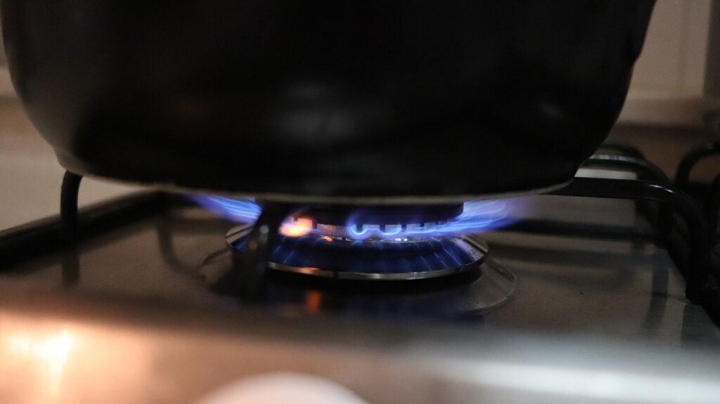 Gás de cozinha representa 9,4% do salário mínimo e atinge maior média mensal do século