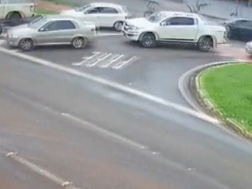 Motociclista é arremessado em grave acidente em Londrina; vídeo