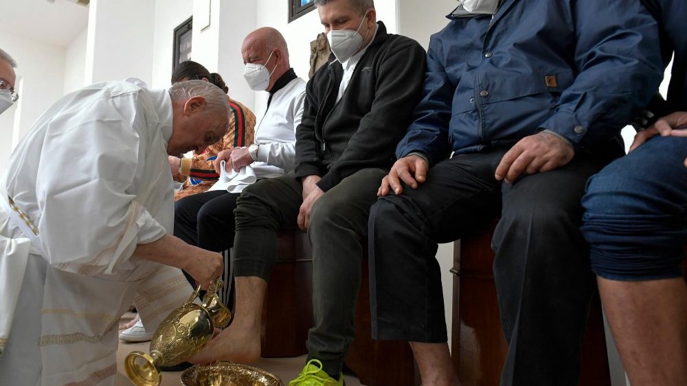 Papa Francisco visita prisão para tradicional missa de lava-pés