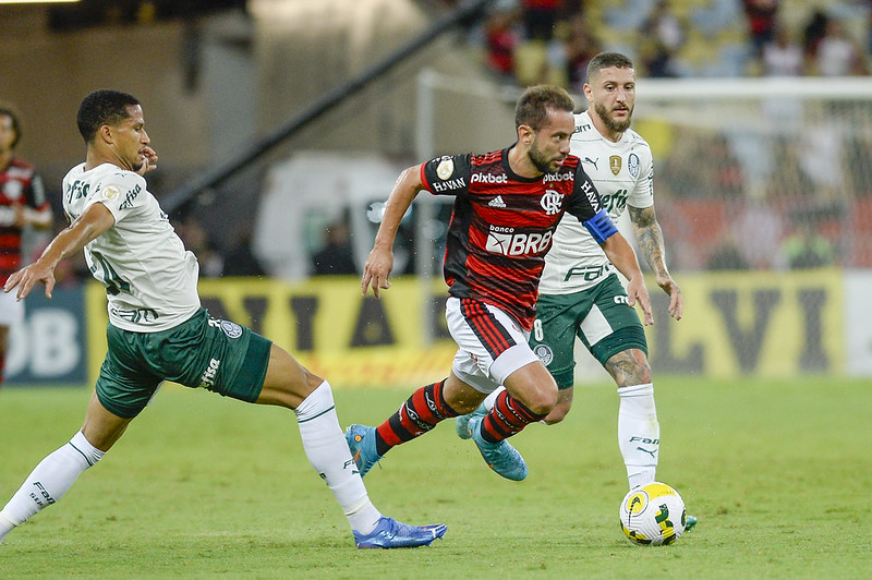 Flamengo e Palmeiras empatam em jogo antecipado do Brasileiro