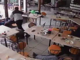 Homens trocam tiros em restaurante de São José dos Pinhais