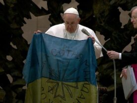Convocado a visitar Kiev, papa Francisco relata problemas de saúde e dores