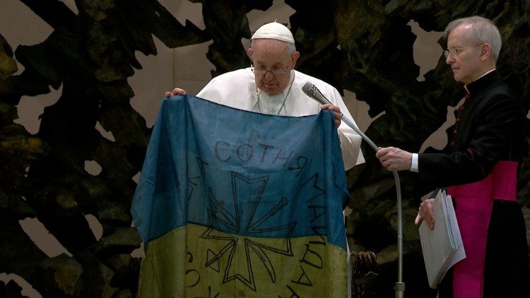 Convocado a visitar Kiev, papa Francisco relata problemas de saúde e dores