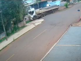 Caminhão desgovernado atinge muro de casa em Cascavel;vídeo