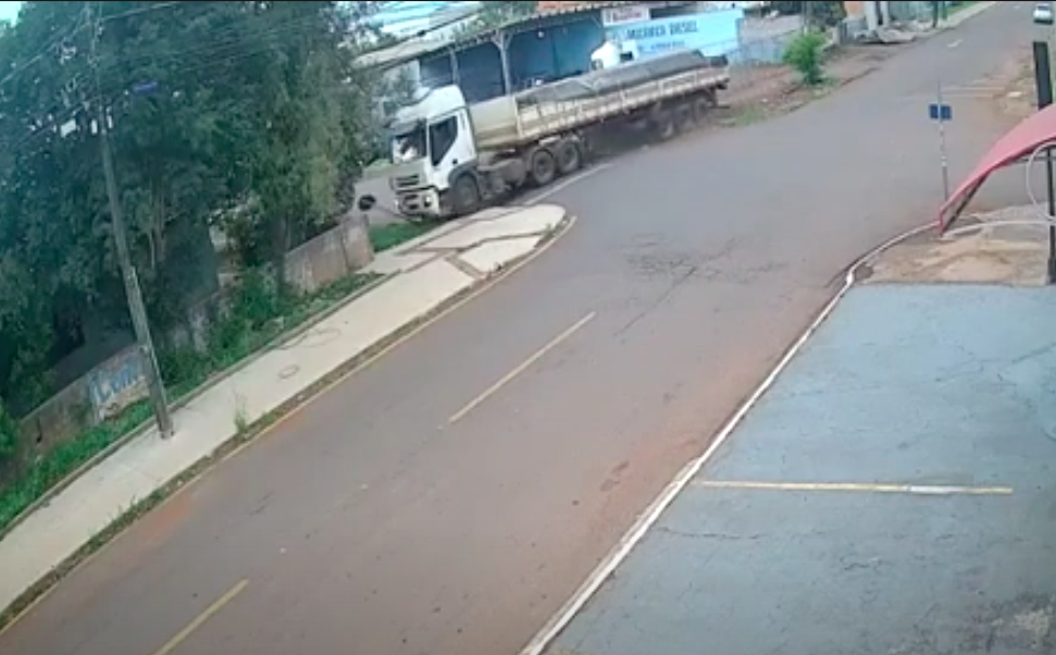 Caminhão desgovernado atinge muro de casa em Cascavel;vídeo