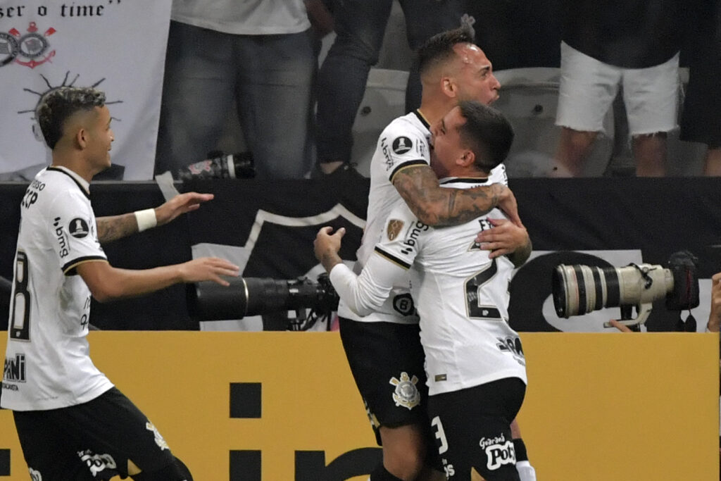 Corinthians bate Boca Juniors e assume liderança do grupo na Libertadores