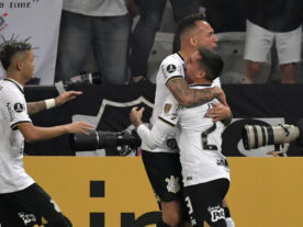 Corinthians bate Boca Juniors e assume liderança do grupo na Libertadores