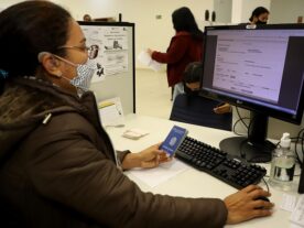 Brasil cria 136 mil vagas de emprego em março, mas salários têm nova queda