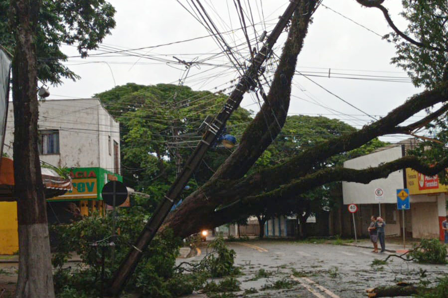 Chuvas castigam várias cidades e falta de energia atingiu mais de 470 mil residências.