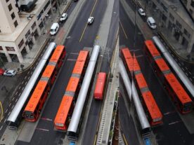 Motoristas de ônibus aprovam indicativo de greve em Curitiba