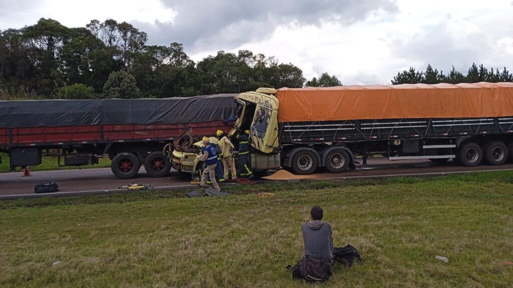 Acidente na BR-277: caminhões batem na região de Balsa Nova
