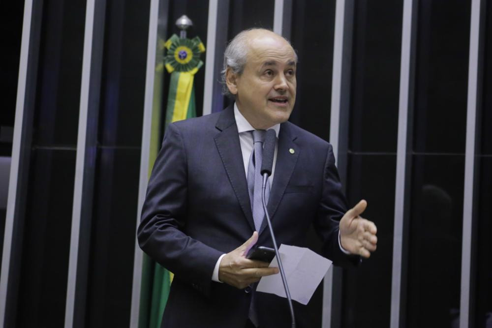Gustavo Fruet lança livro, menciona “donos de Curitiba” e diz estar fechando ciclo