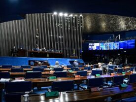Senado flexibiliza publicidade de governos em ano eleitoral e pode beneficiar Bolsonaro
