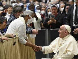 Papa Francisco aparece em cadeira de rodas pela primeira vez