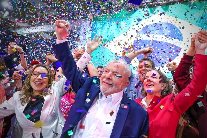 Lula exalta legado e prega conciliação ao lançar candidatura
