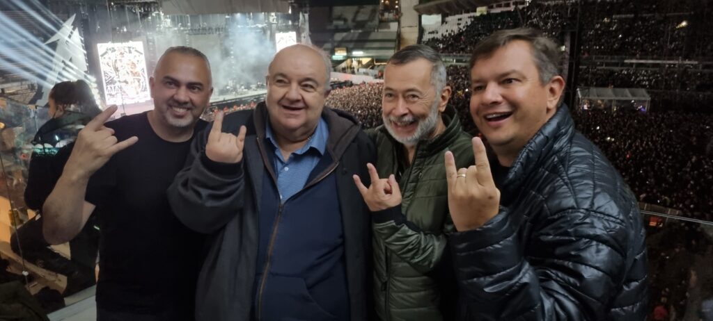 Greca posa com dirigentes do Coxa e celebra show do Metallica em Curitiba