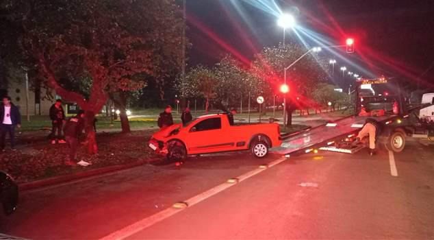 Motorista morre após bater contra árvore, em Cascavel