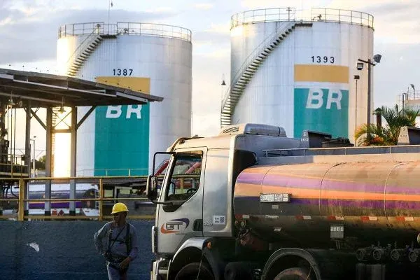 Petroleiros ameaçam Bolsonaro com greve se Petrobras for privatizada