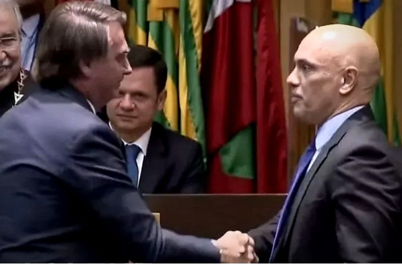 Em guerra, Bolsonaro e Moraes trocam cumprimentos em posse do TST