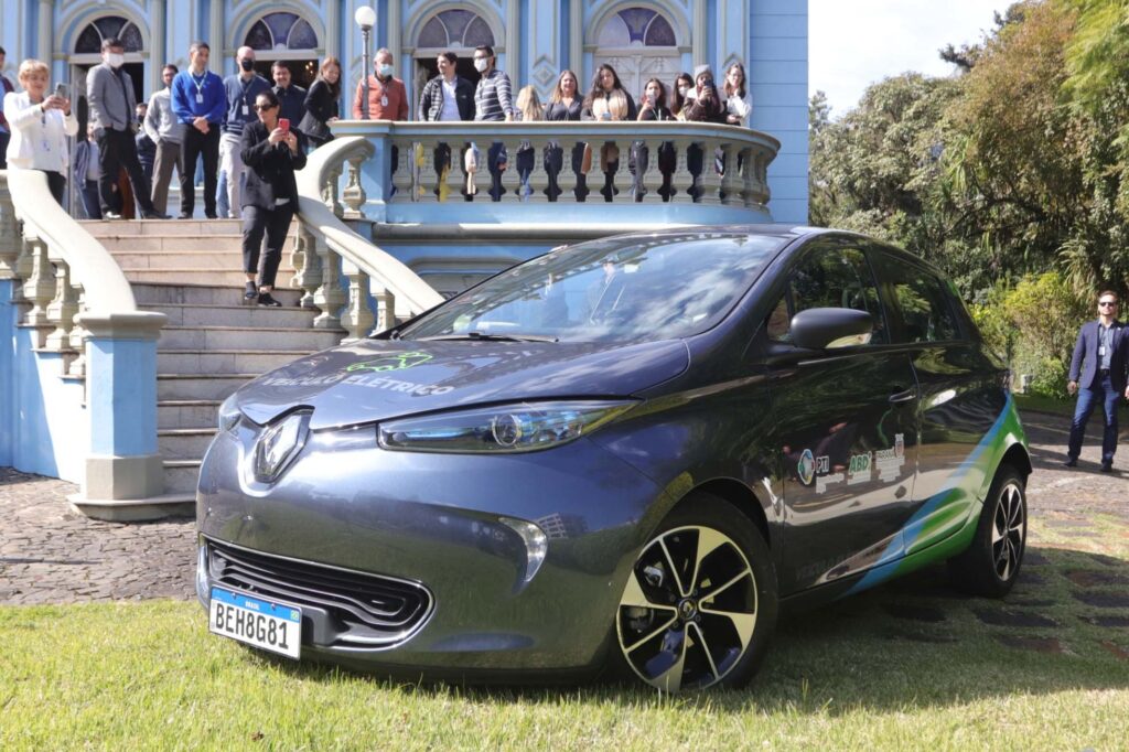 BRDE recebe carro elétrico e reforça compromisso com sustentabilidade