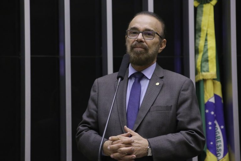 Deputado da bancada evangélica é eleito vice da Câmara e substitui opositor de Bolsonaro