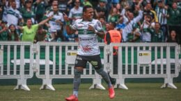 Coritiba bate Botafogo com gol de Igor Paixão e volta ao G6
