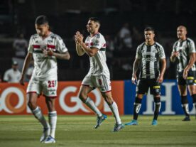 São Paulo vence Santos e encosta nos líderes do Brasileiro