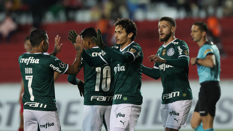 Palmeiras goleia com recorde de Veiga e está nas oitavas da Libertadores