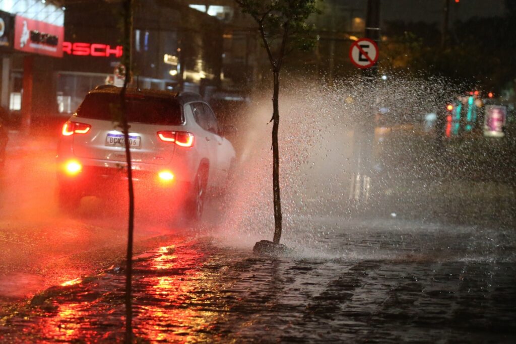 Curitiba registra alagamento e ventos de 35 km/h durante temporal