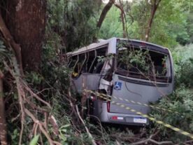 Ônibus capota e deixa ao menos sete mortos no Paraná