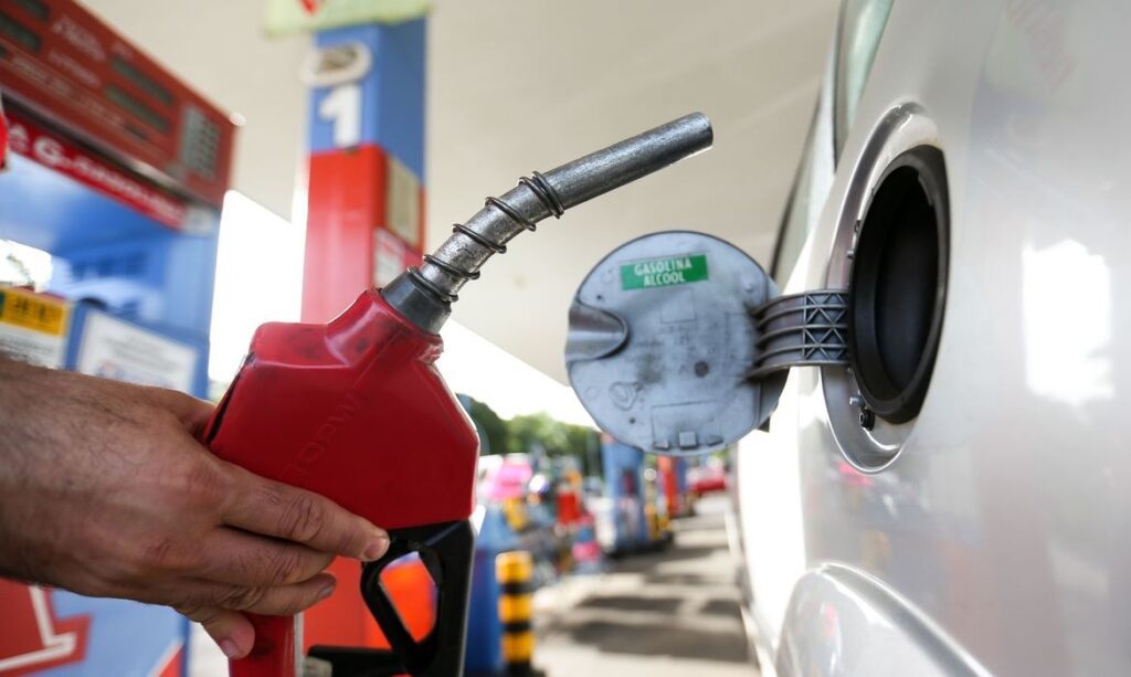 Preço da gasolina recua, mas segue próximo a R$ 7 em Curitiba