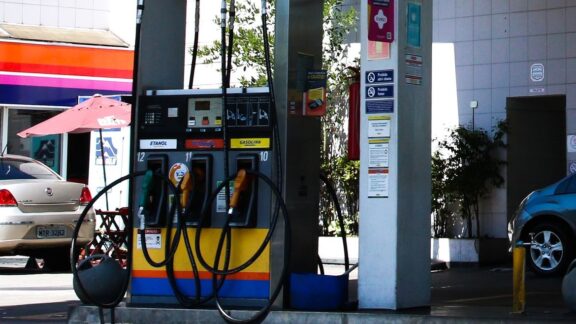 Reajuste de combustíveis aumenta chance de inflação maior em 2022